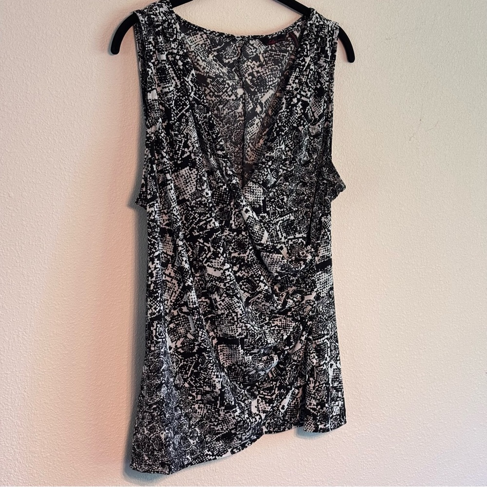 Sofia by Sofia Vergara Women's Asymmetrical Black and White Tank Top SZ L